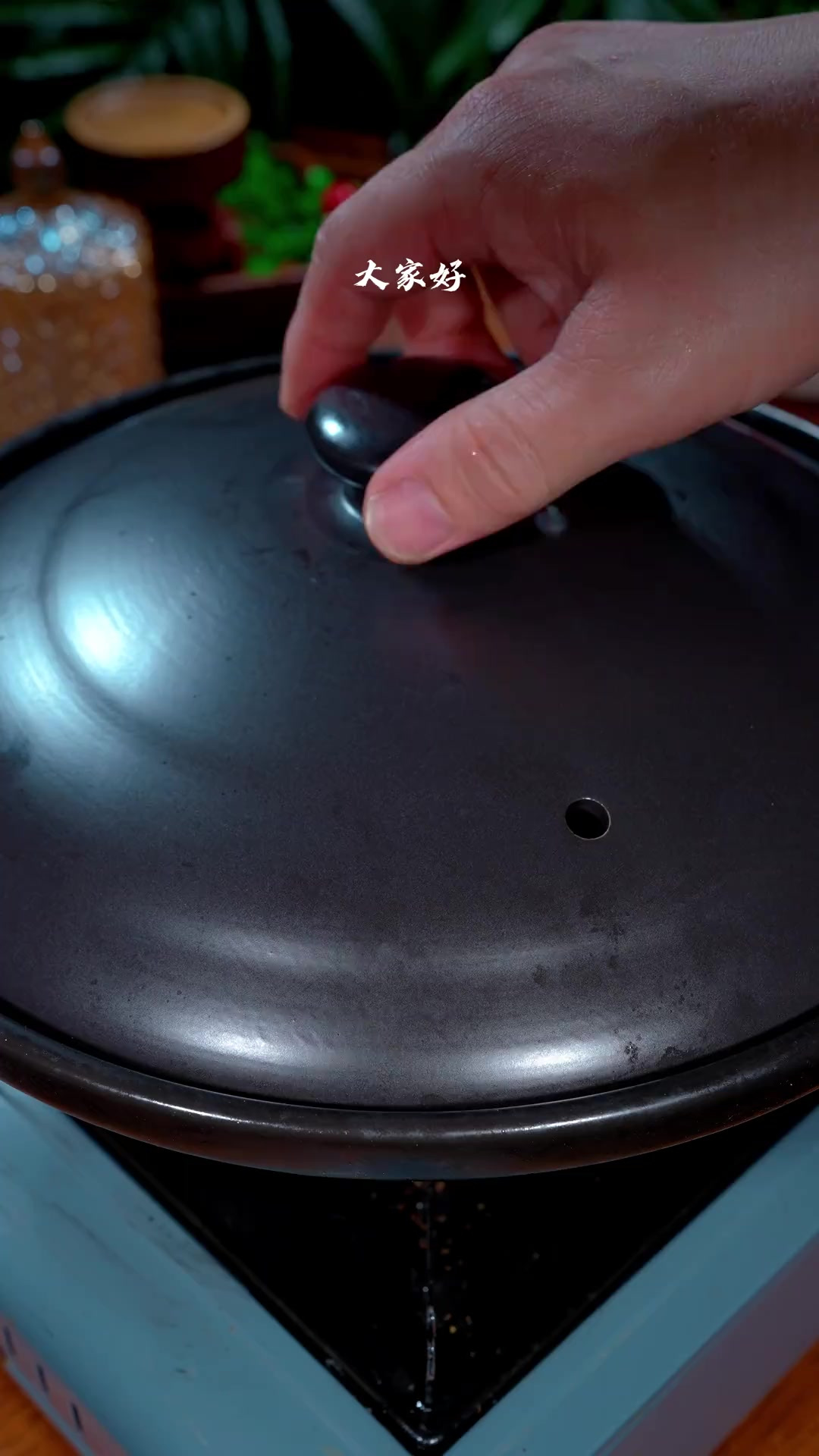 酱椒砂锅鱼头煲鲜香入味好吃做法简单 在我们温州，酱椒鱼头是饭