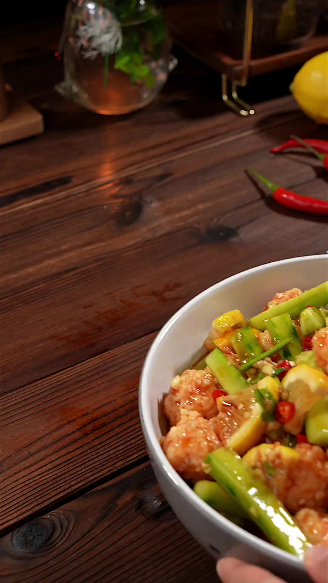 大虾你还在煮着吃吗？快来试试这个泰式柠檬虾球，虾球一咬还有颗