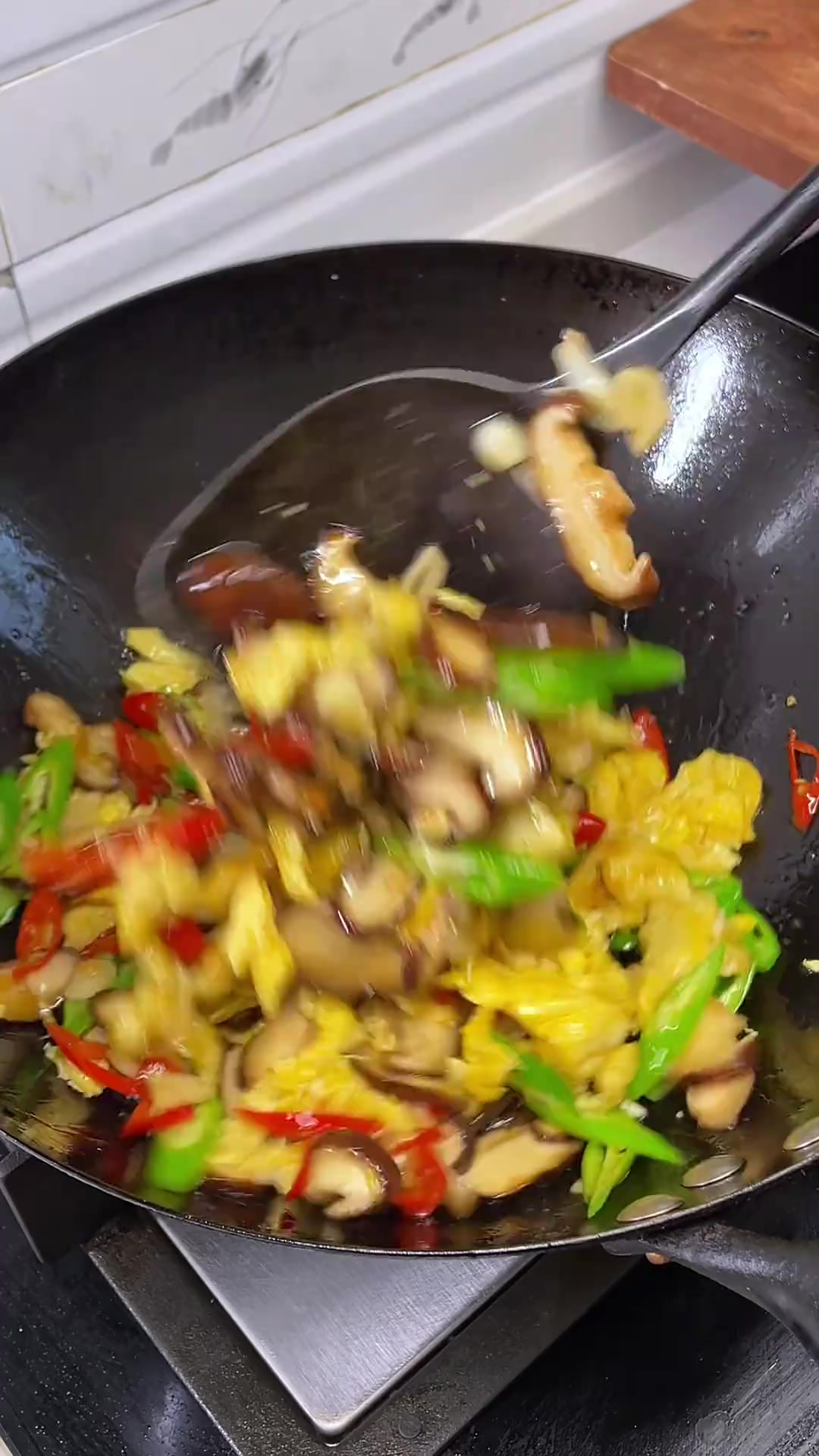 每天去菜菜市场都不知道吃什么 可以像我这样做一个香锅炒蛋滑滑