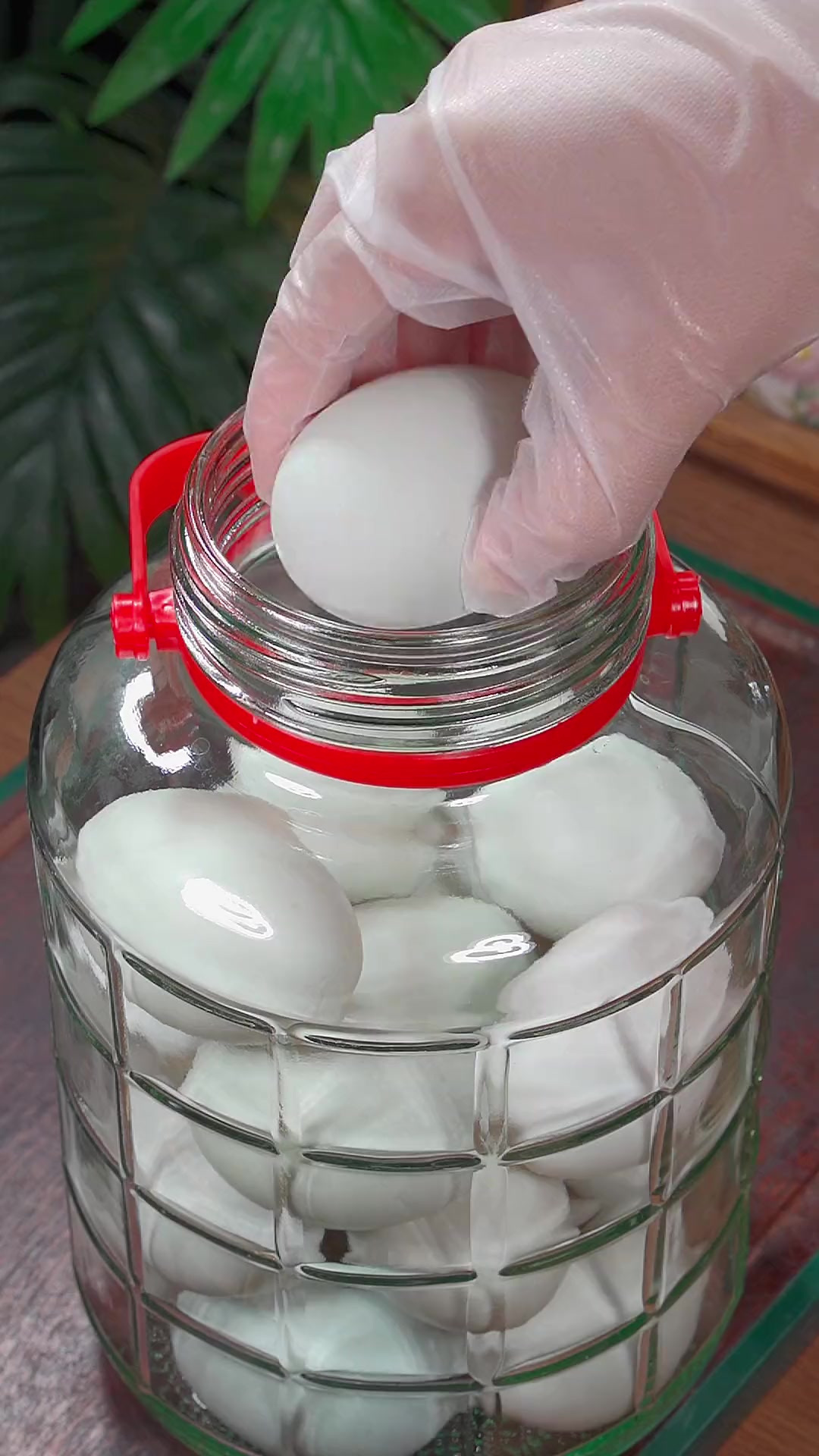 真没想到原来翻沙流油的咸鸭蛋 自己在家也能轻松做 太简单了