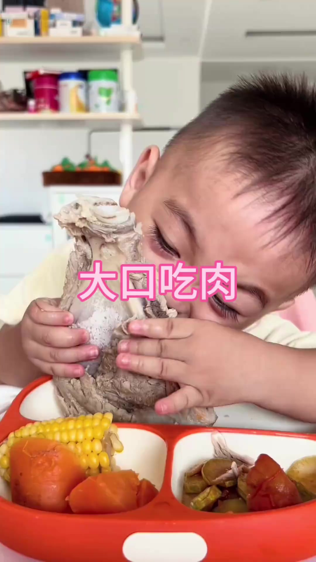 看着萌娃大口吃肉的样子 也太可爱了