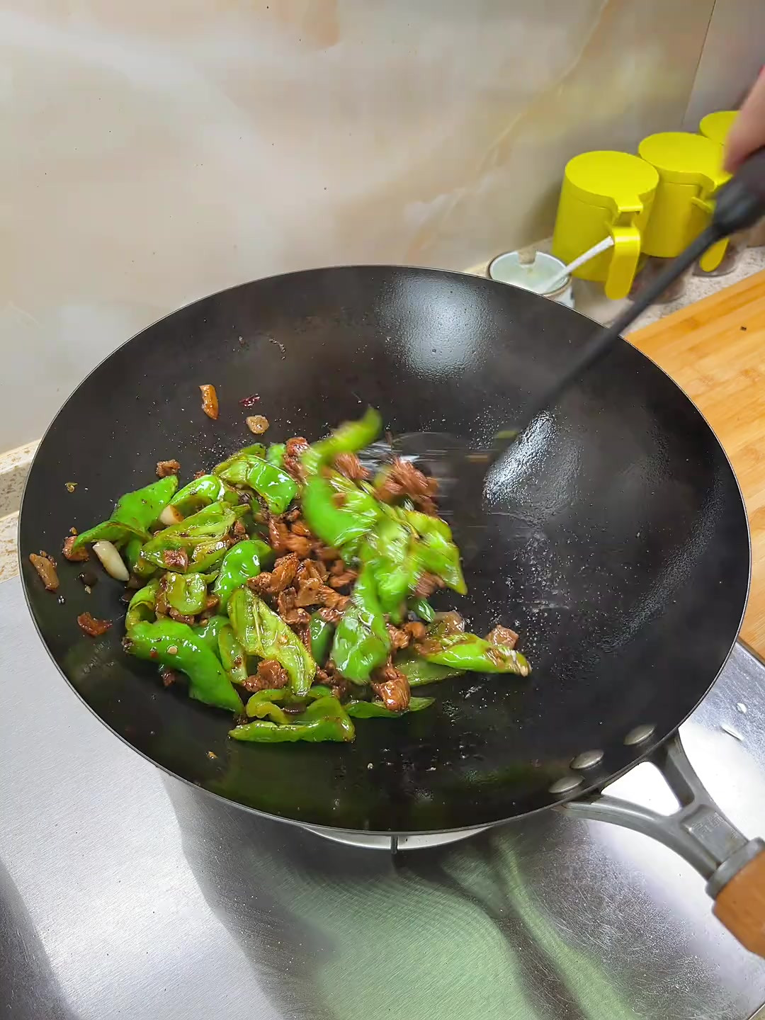 正是吃青椒的季节 少不了这个超级下饭的小炒肉