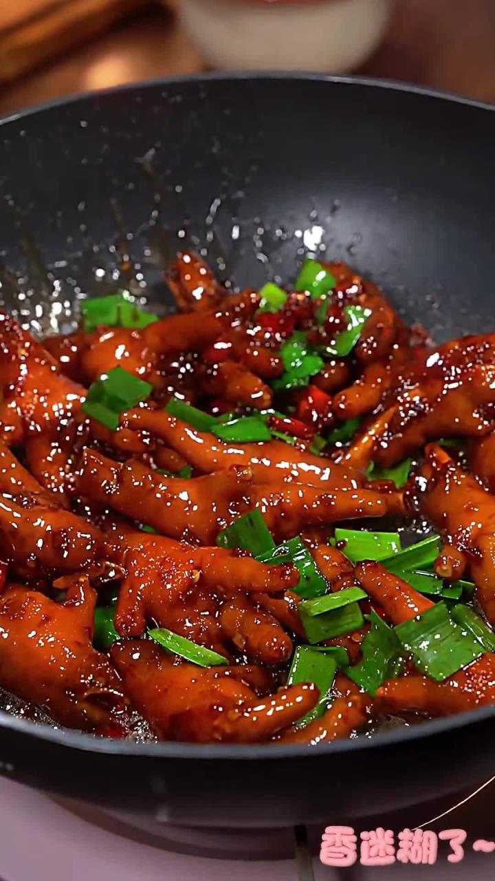 每次做这个蒜香鸡爪，孩子他爸都能吃好几碗大米饭