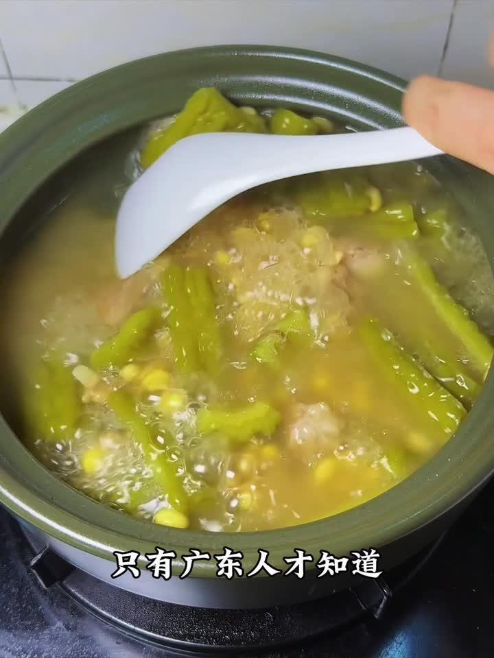 夏日必喝！苦瓜排骨汤，甘甜解暑又养生
