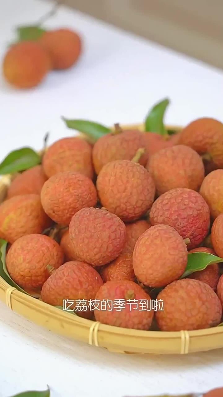 吃荔枝的季节做个荔枝玫瑰慕斯蛋糕吃吃吧～粉粉嫩嫩高颜值甜品，谁能拒绝？