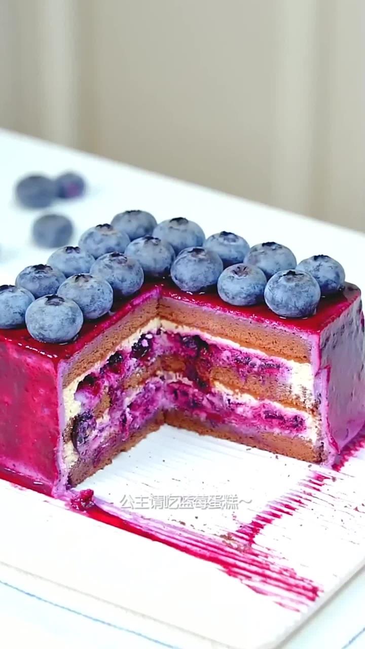 谁会拒绝一口爆浆的蓝莓蛋糕呢？蓝莓爱好者快冲！