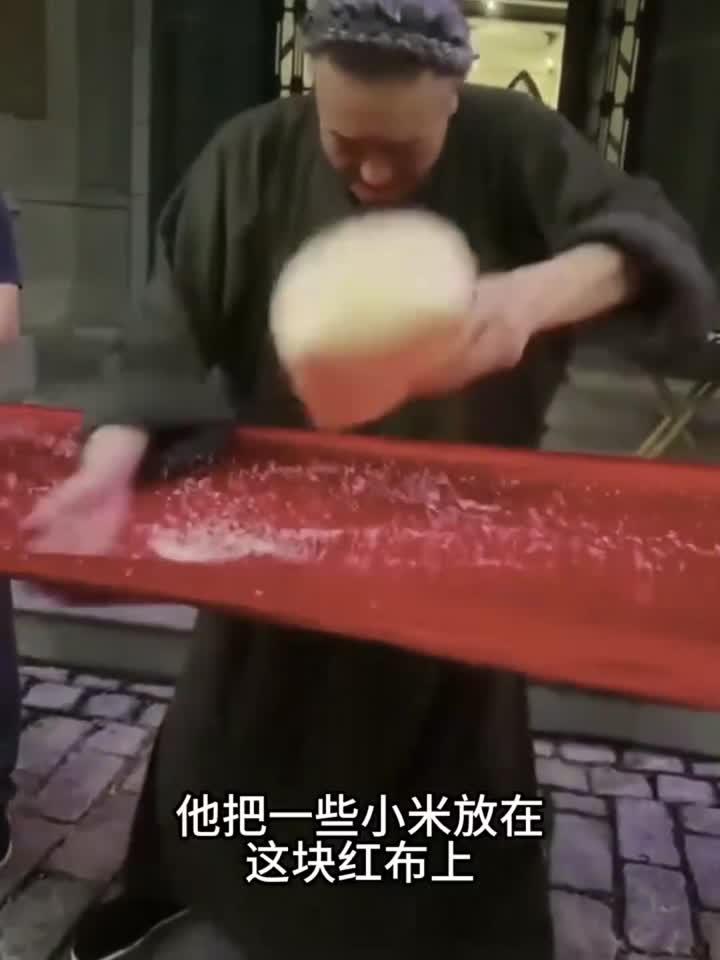 他这是怎么做到的,竟然在不加热的情况下,把小米变成了爆米花