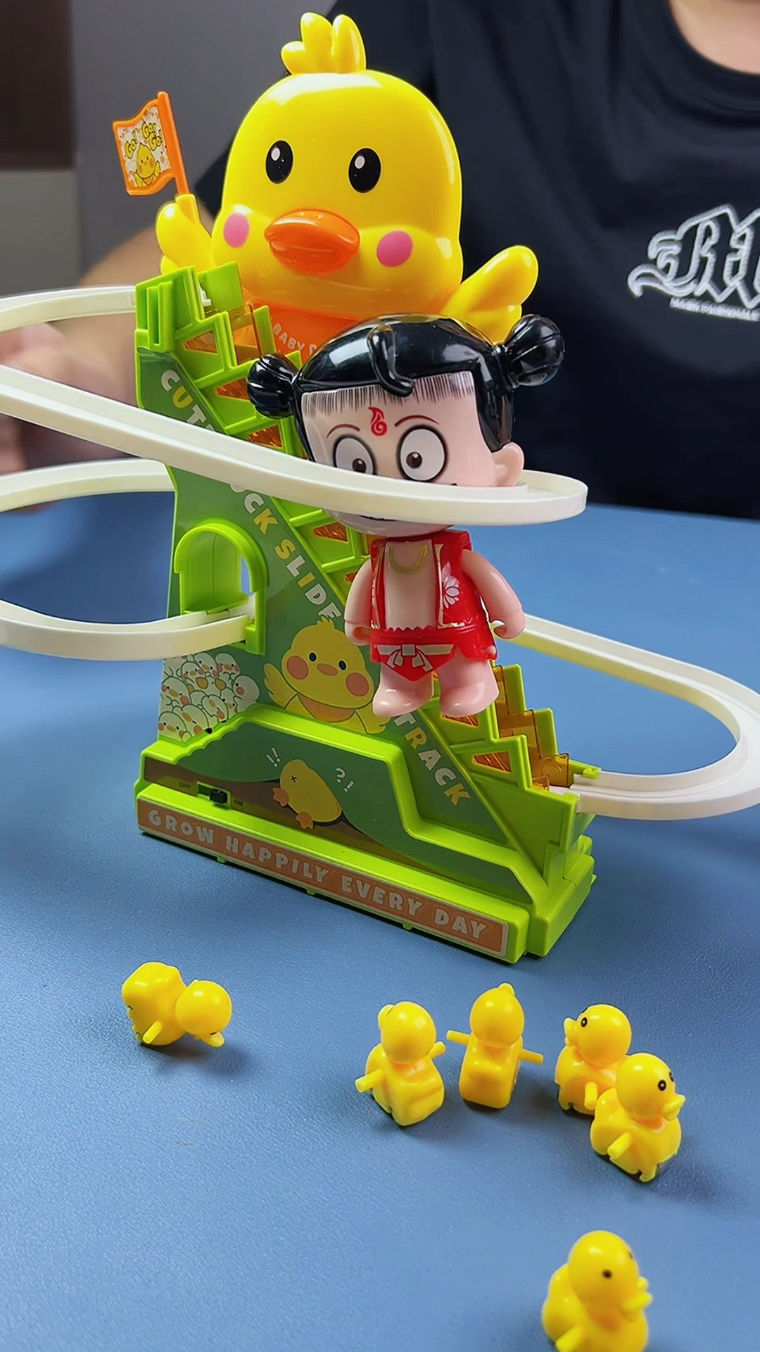 几只小黄鸭在爬楼梯