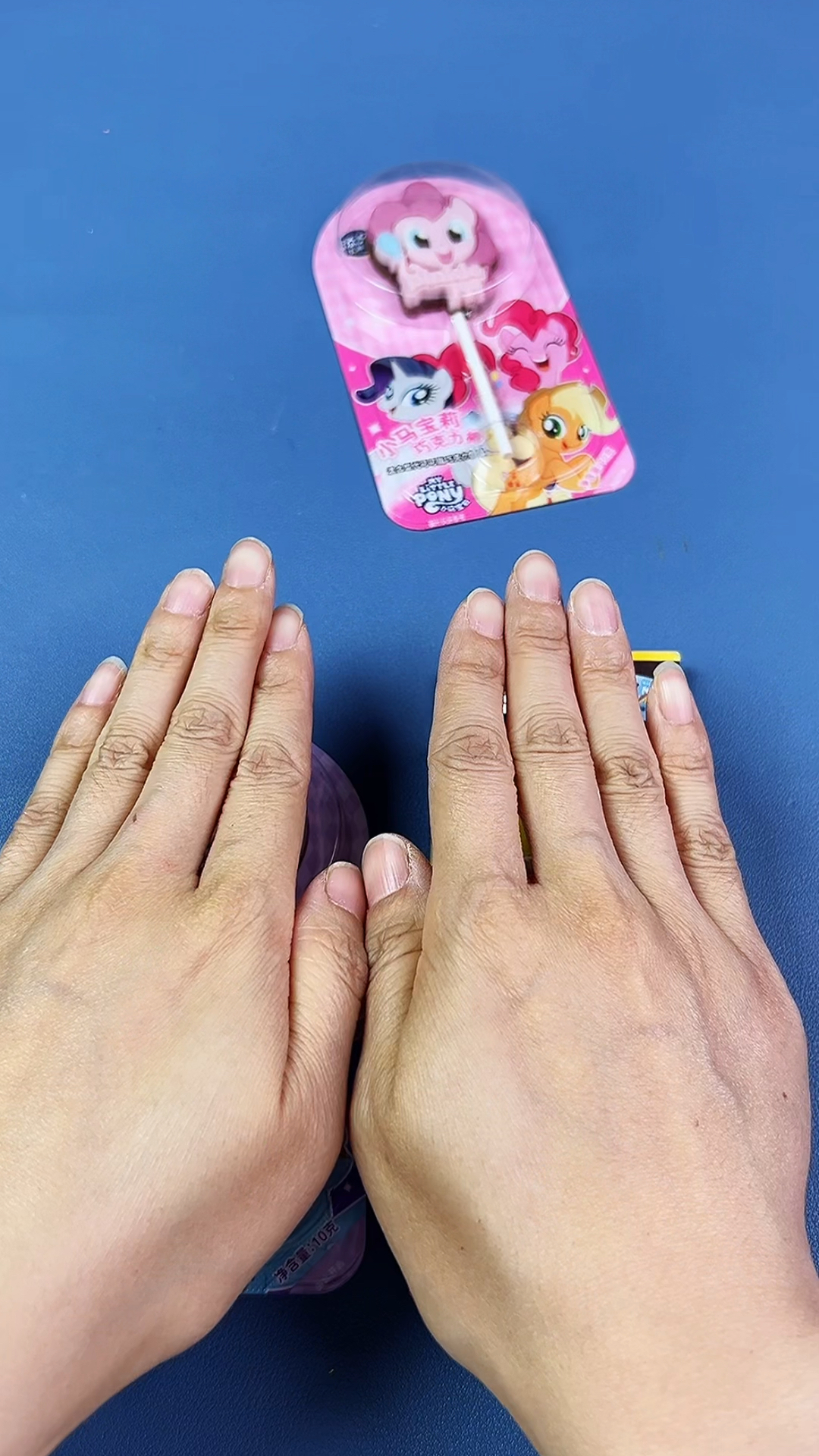 哪只手里有巧克力棒