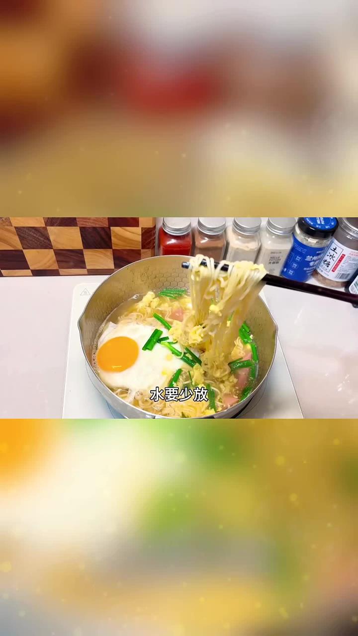 方便面里鸡蛋一飞一卧就是美食做法方飞卧真是泡面的神仙吃法