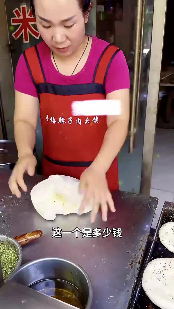 美食-渭南特别好吃的肉夹馍香椿配上自己做的辣子酱还有现烤的纯手工炭火烧饼一口下去