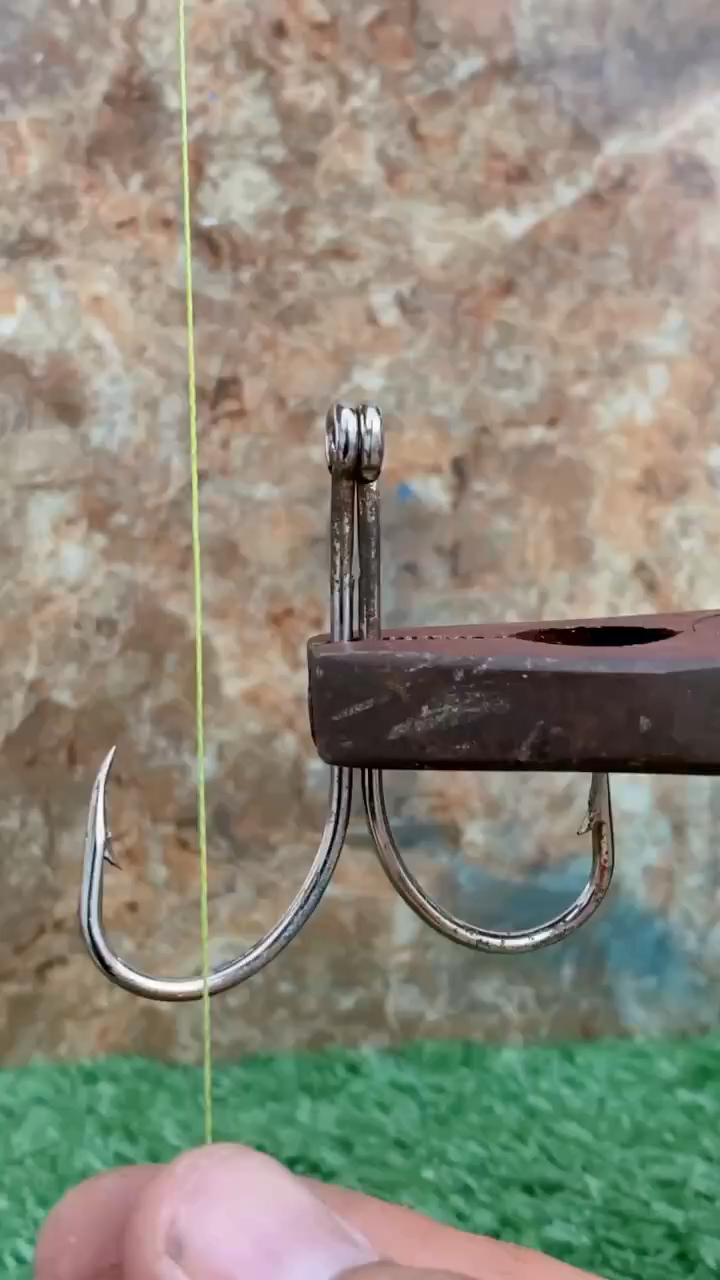 双钩鱼钩缠线手法