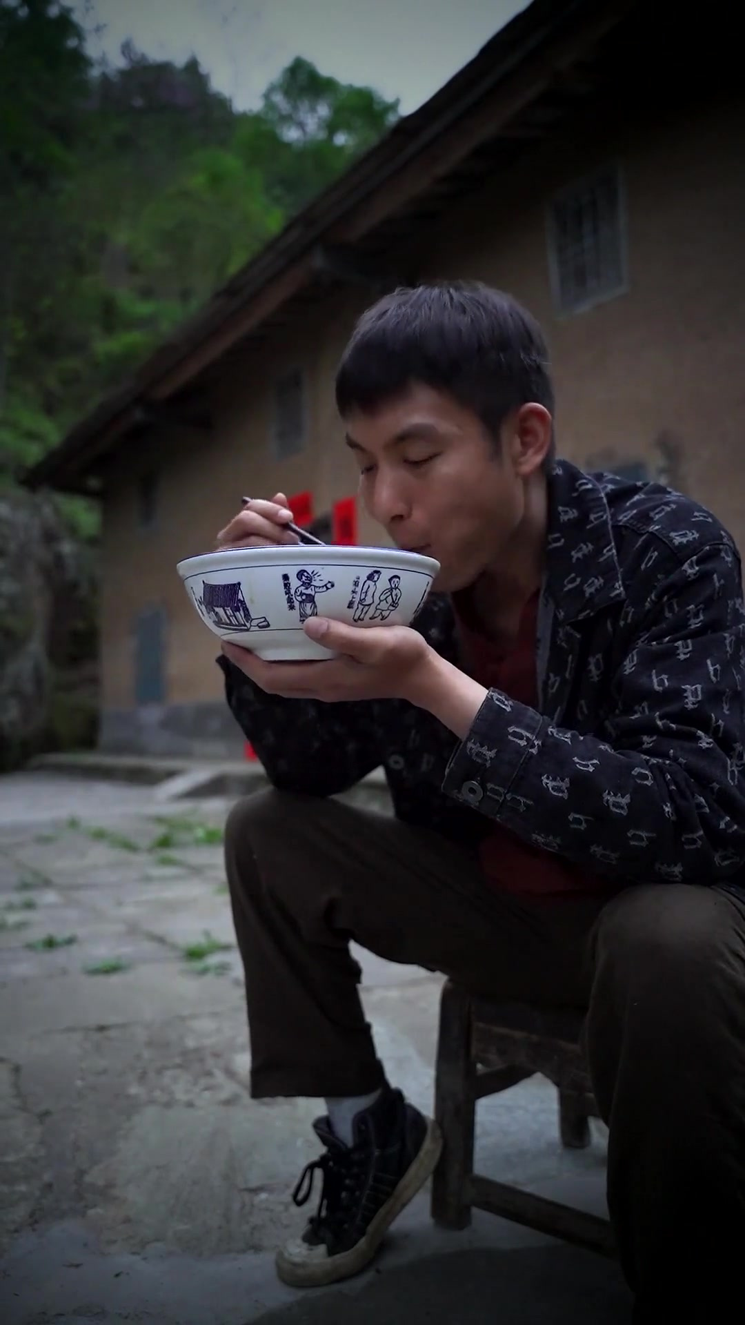 陕南美食浆水面 水烧开下面,面熟调入炒熟的浆水酸菜拌匀即可,就这样简单,吃起来酸爽开胃,喜