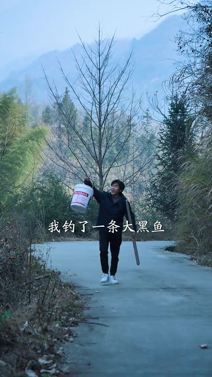 姥姥做的家庭版烤鱼，麻辣鲜香，做法简单，学会了你在家也能做