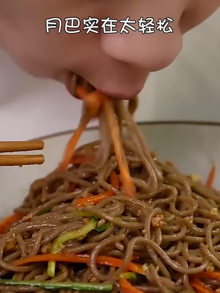 这是一碗 也能吃的炸酱面,美味翻翻,热量减半!