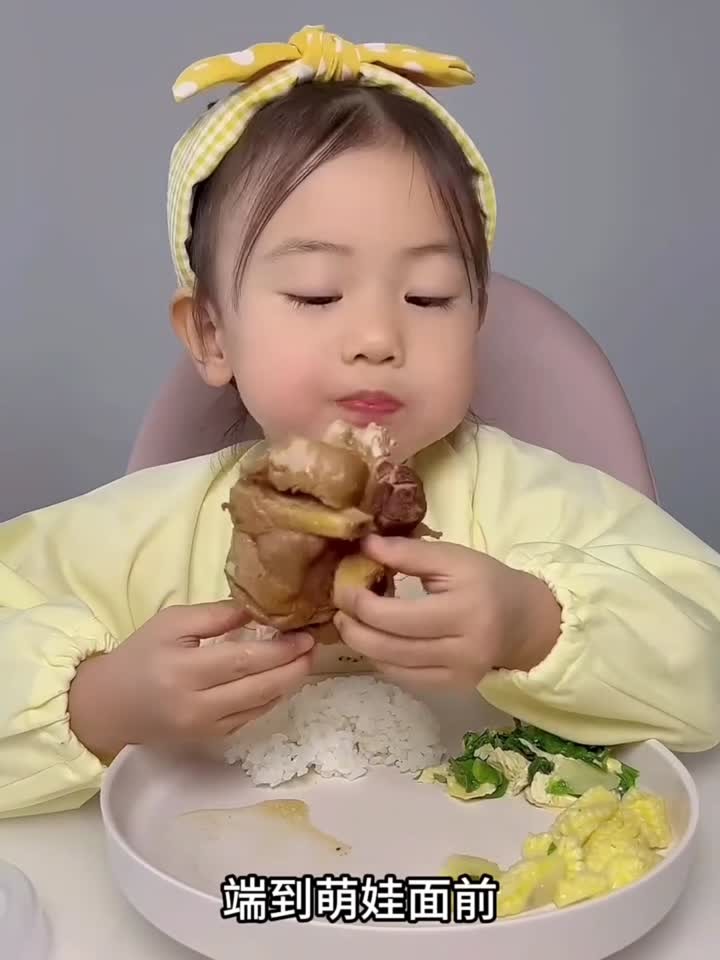 还没一会就吃完了 真是太可爱了