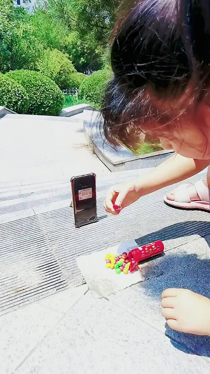 巧克力彩虹糖这样拍创意照片太好玩了，不信来试一试