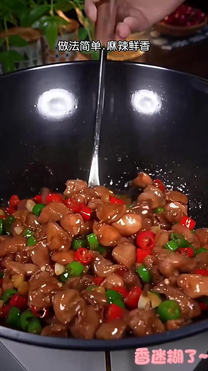 香辣下饭菜双椒鸡丁，每周都要吃一次，真的吃不腻！