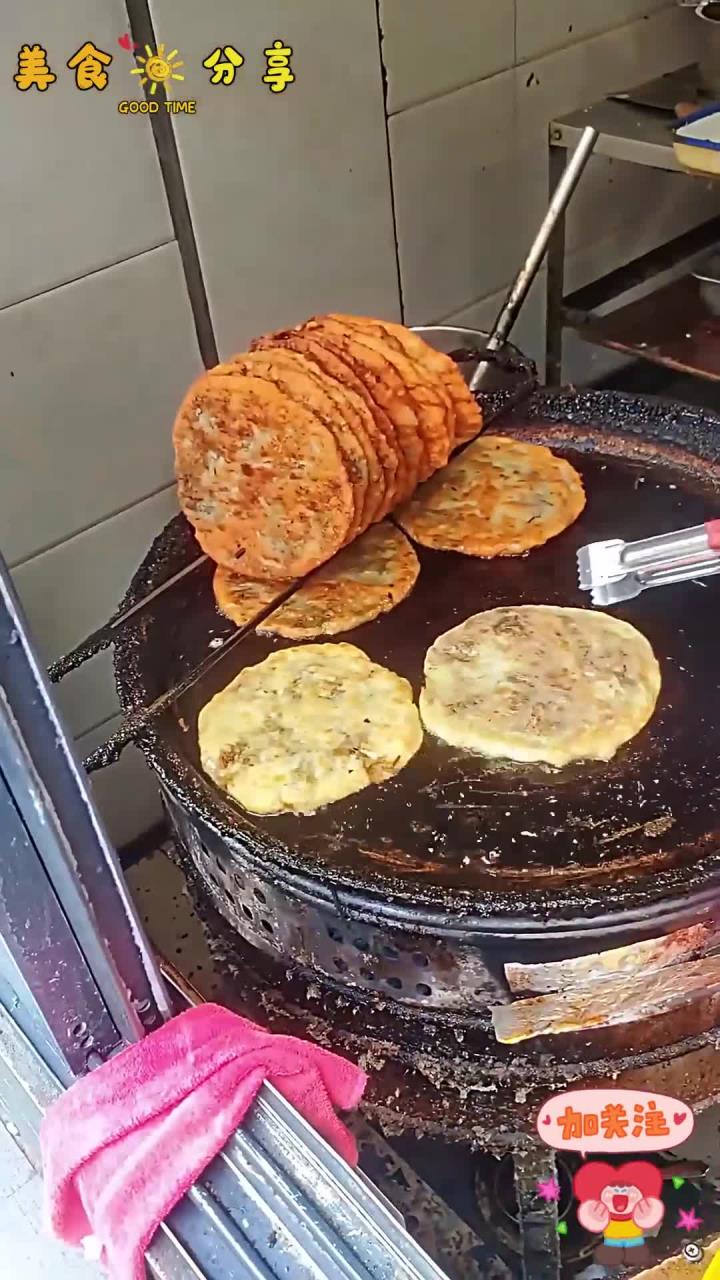 河南早餐必备之一！老式肉盒子是喝胡辣汤的老伙伴了，牛肉搭配粉条在油锅上被煎的酥脆