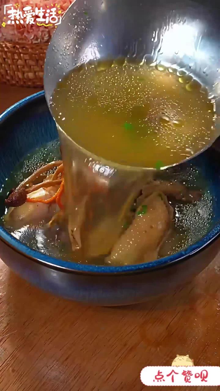 冬季喝上一碗这样的菌菇鸡汤暖心暖胃特别的香