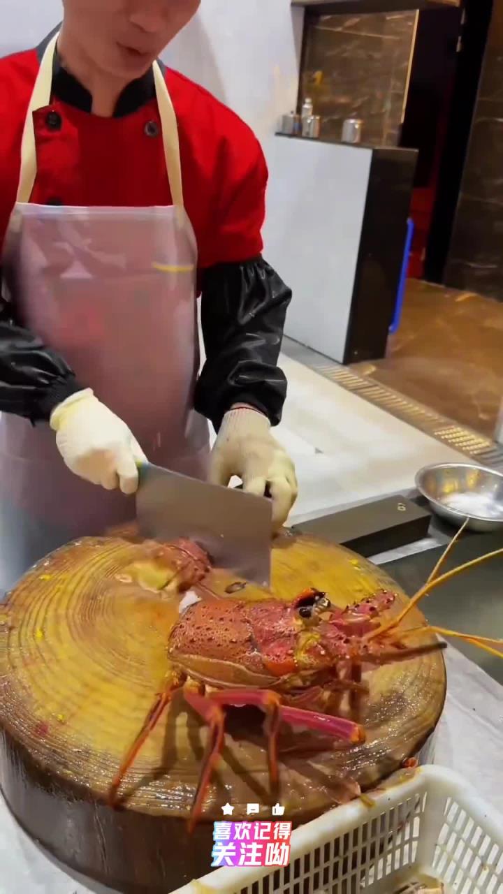 来了一位从五星级酒店出来的龙虾大师 只操作一道金汤烧澳龙虾