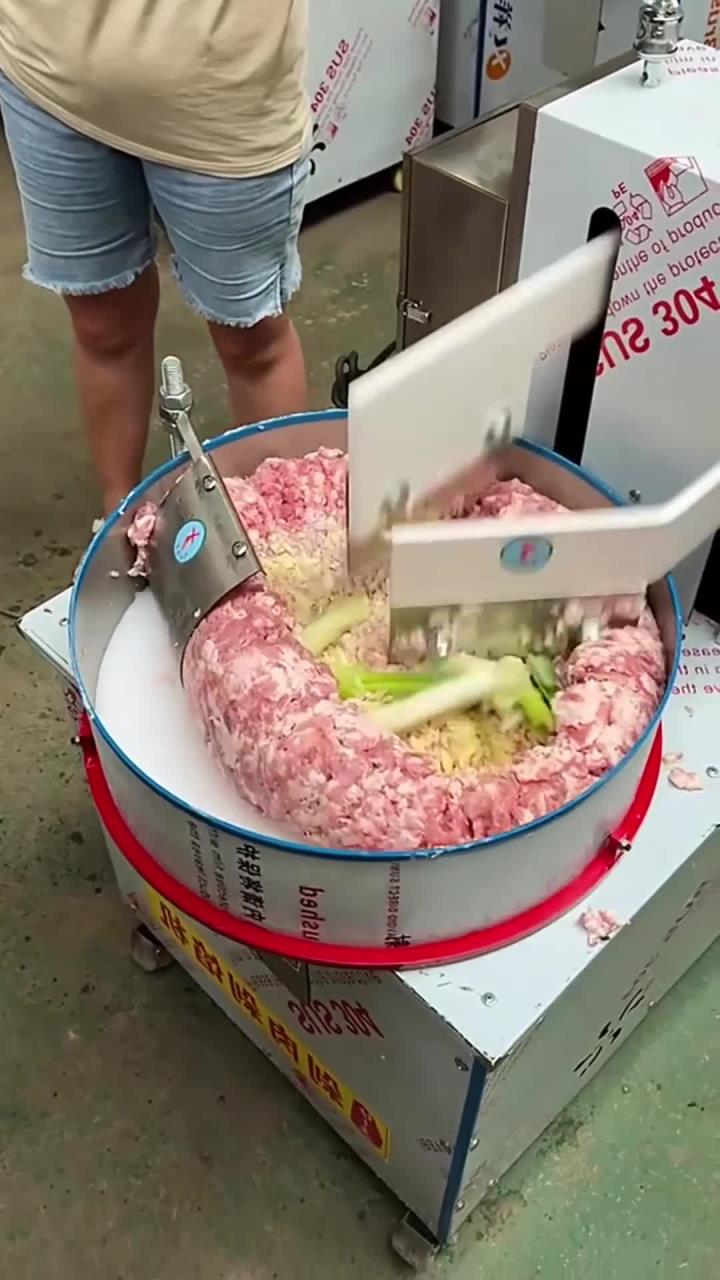 现在干啥都是机械化,剁肉馅