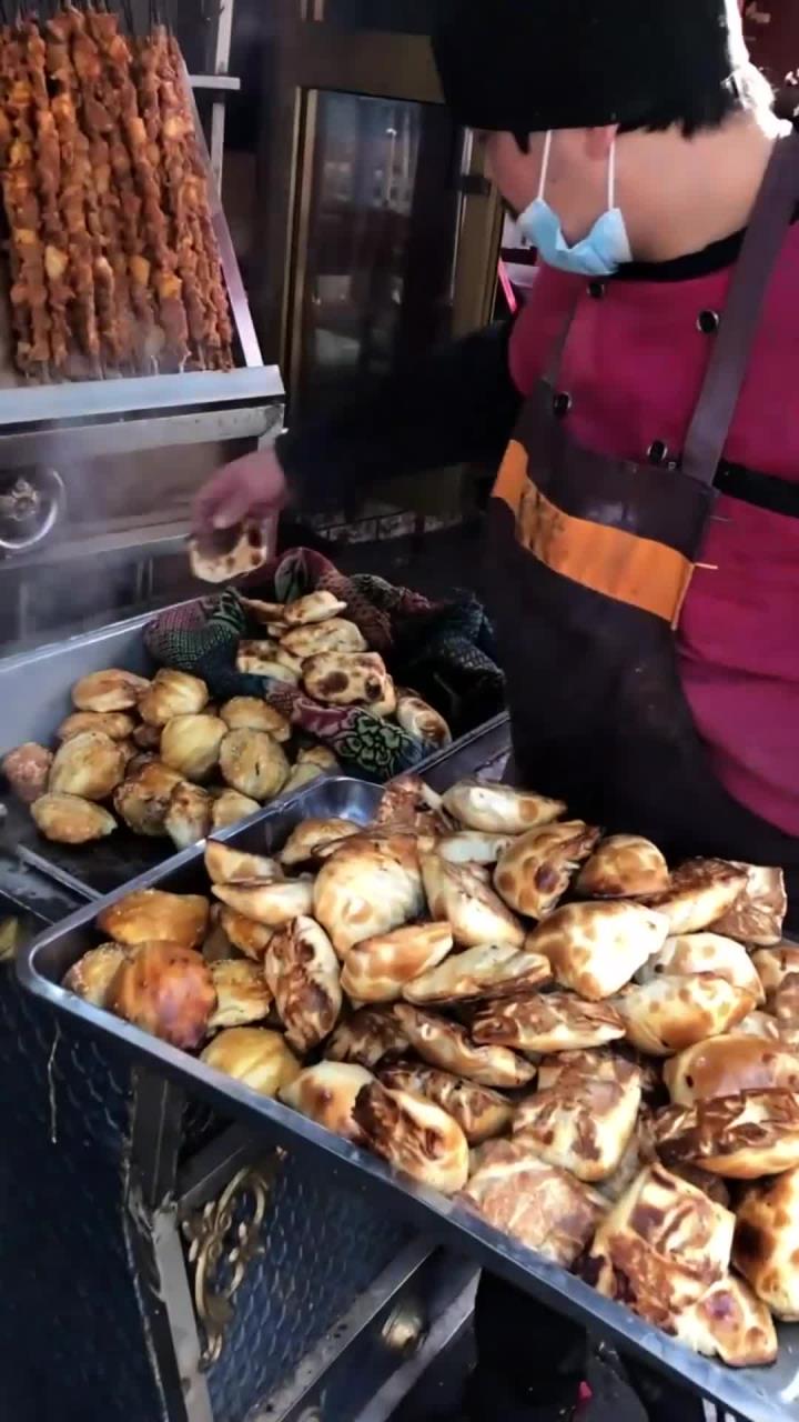 在新疆,烤包子是必须要吃的,两块钱一个,刚烤出来的外焦里嫩,推荐!