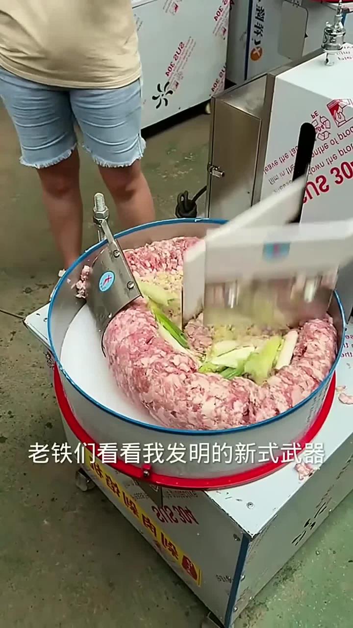现在干啥都是机械化,剁肉馅