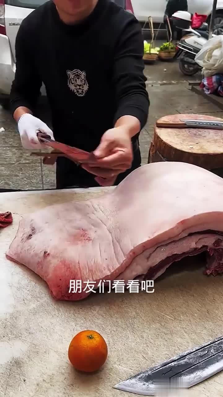 用刀快速分割大猪肉