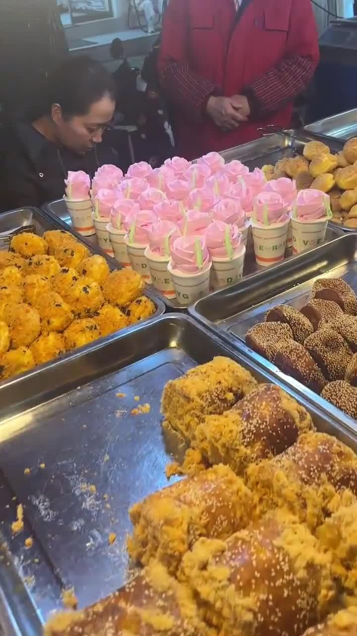 小时候最爱的奶油小蛋糕、特别是上面的小花朵,满满的童年回忆