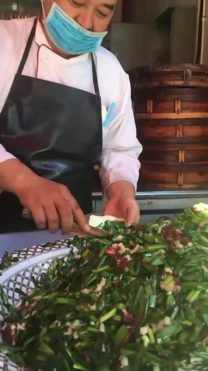 新疆人的早餐,羊肉韭菜包子是少不了的,两元一个,再配上一碗热热的奶茶,满足!