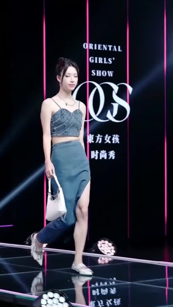 “不是每个女生都有人鱼线马甲线 但每个女生都有资格变时尚”