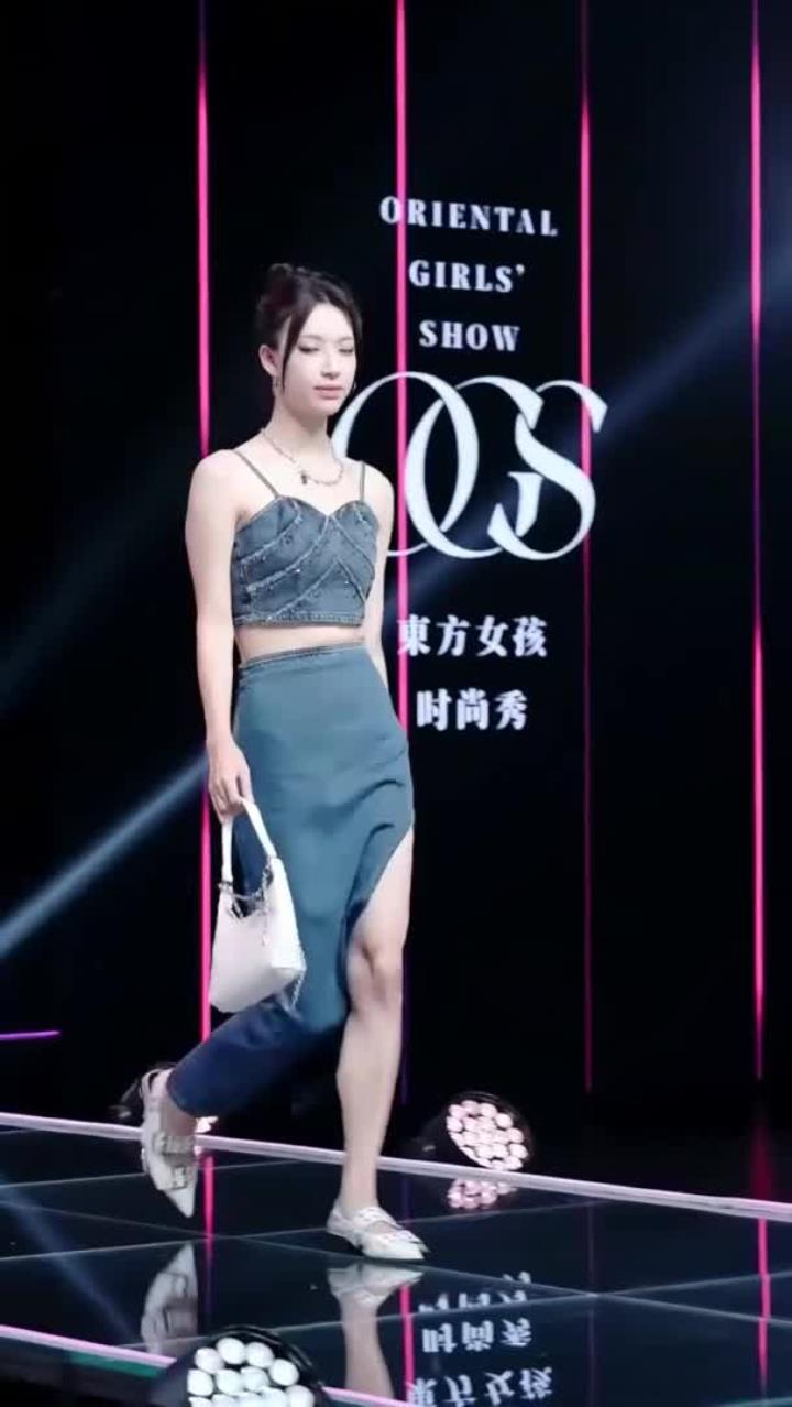 “不是每个女生都有人鱼线马甲线 但每个女生都有资格变时尚”