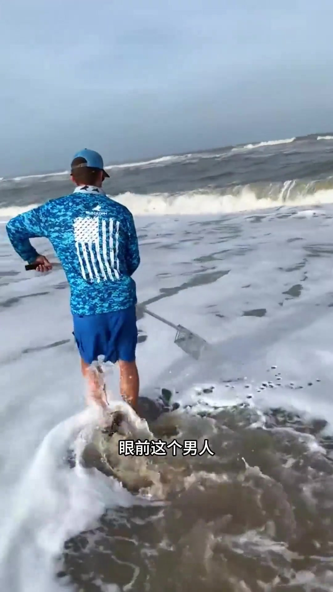 户外捕鱼:渔民用沙蚤钓上了一条五斤左右的梭鱼!