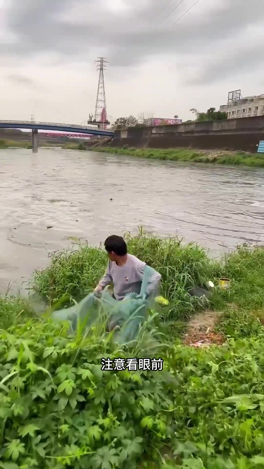户外捕鱼:渔民在小河里撒网捕获三十斤左右的渔获!