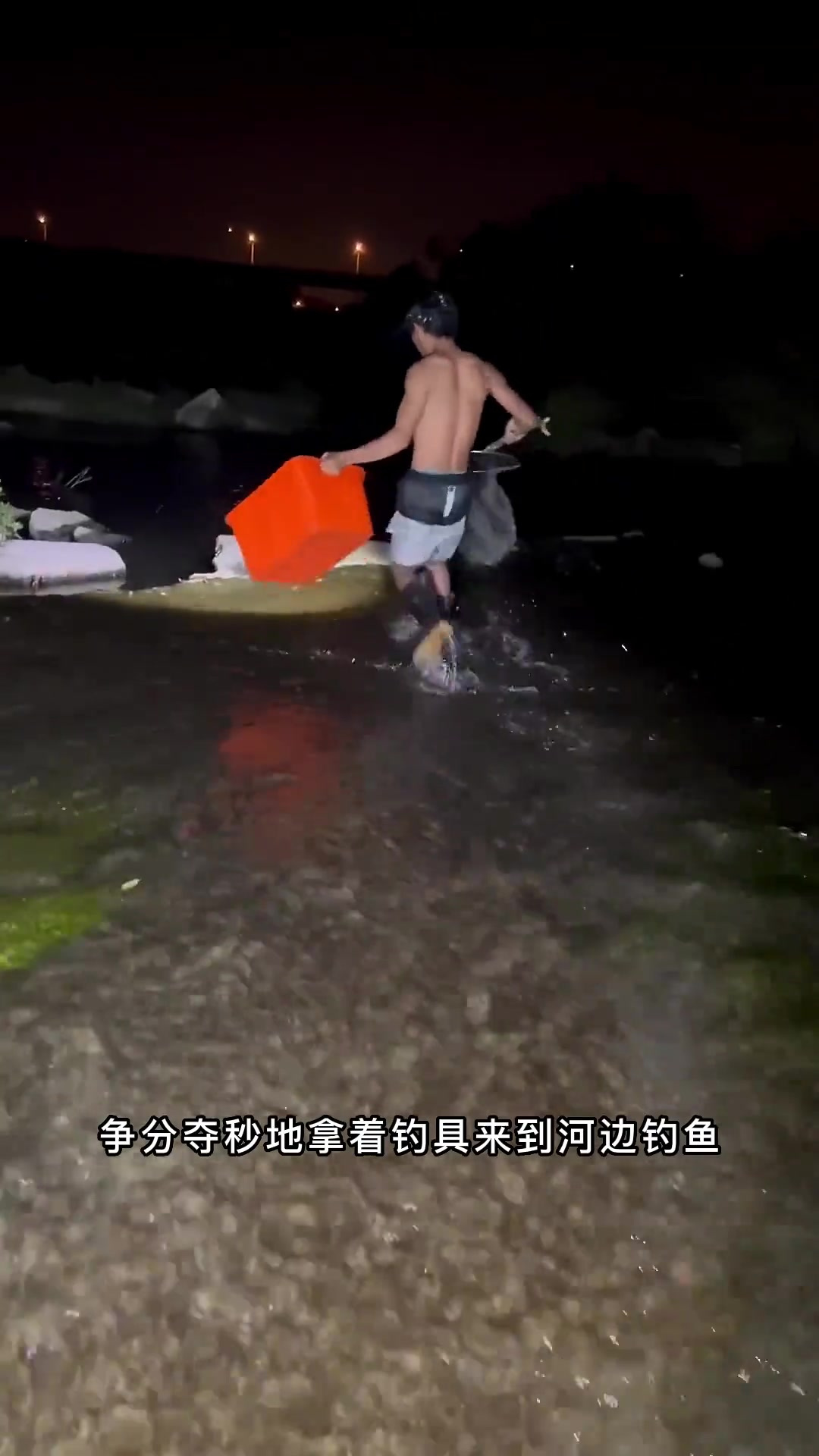 户外捕鱼:渔民摸黑捕鱼会有怎样的收获呢?