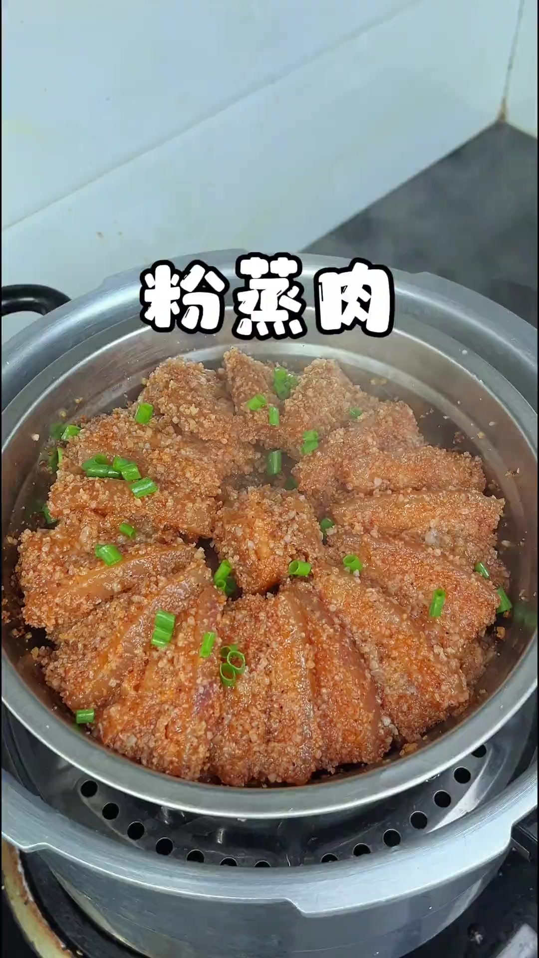 在江西逢年过节或者请客就会做粉蒸肉，软糯鲜香，入口即化 我们