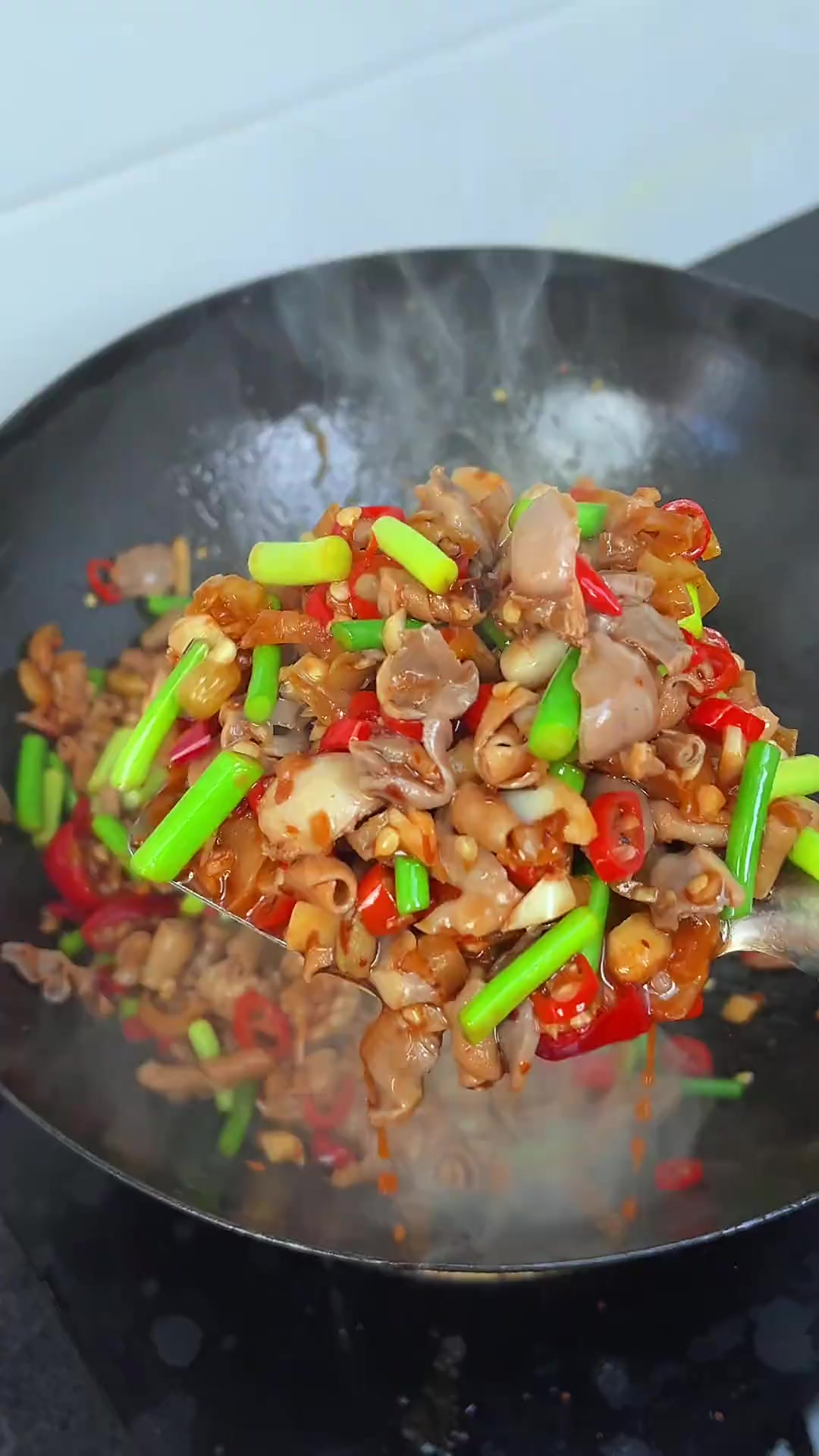 泡椒鸡杂是下饭届的扛把子，酸辣开胃，香香辣辣真的巨好吃 一点