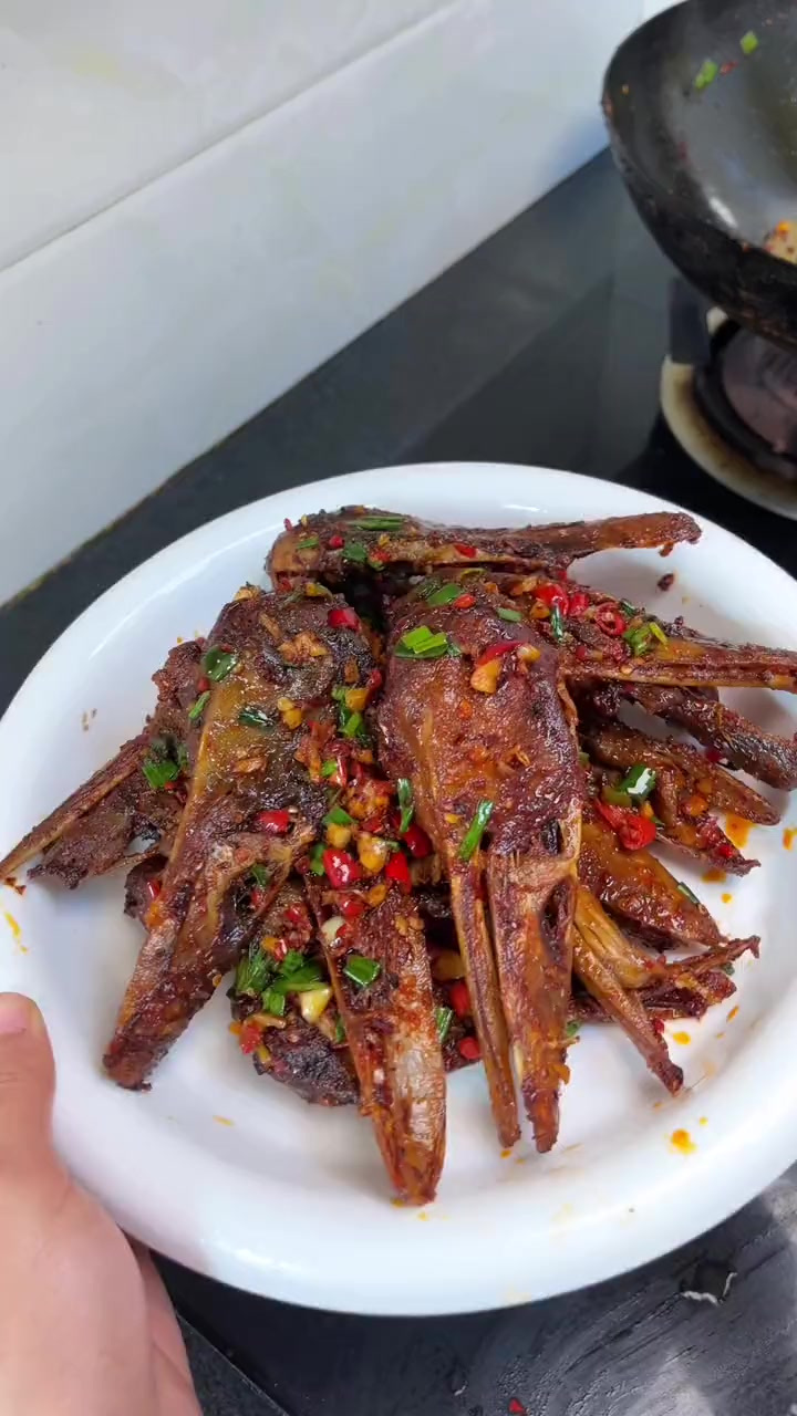 你们要的干锅鸭头教程来了，干香干香的，特别下酒