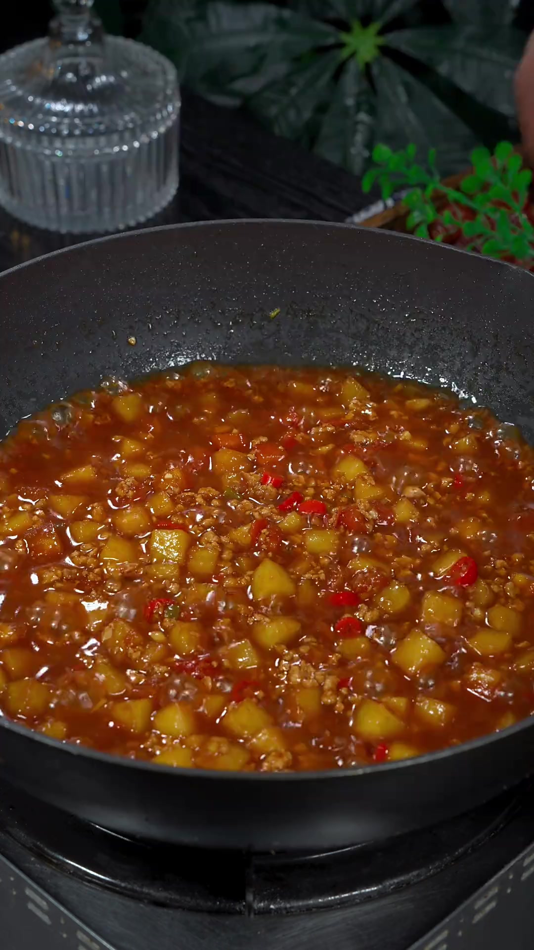 以后你要是想吃肉末土豆盖饭，你就像我这样做，做法非常简单，比