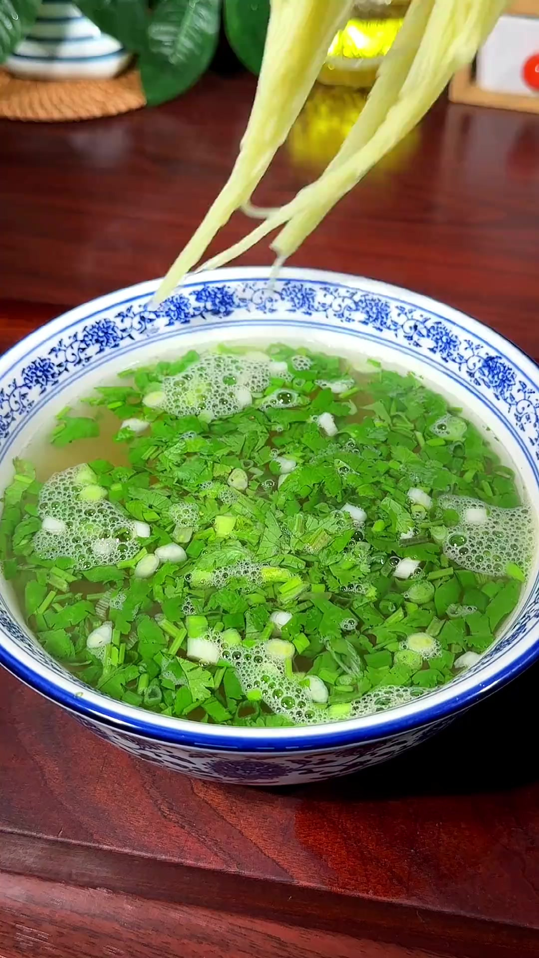 想吃兰州拉面，我们自己在家做，简单又好吃，味道一点不输外面买