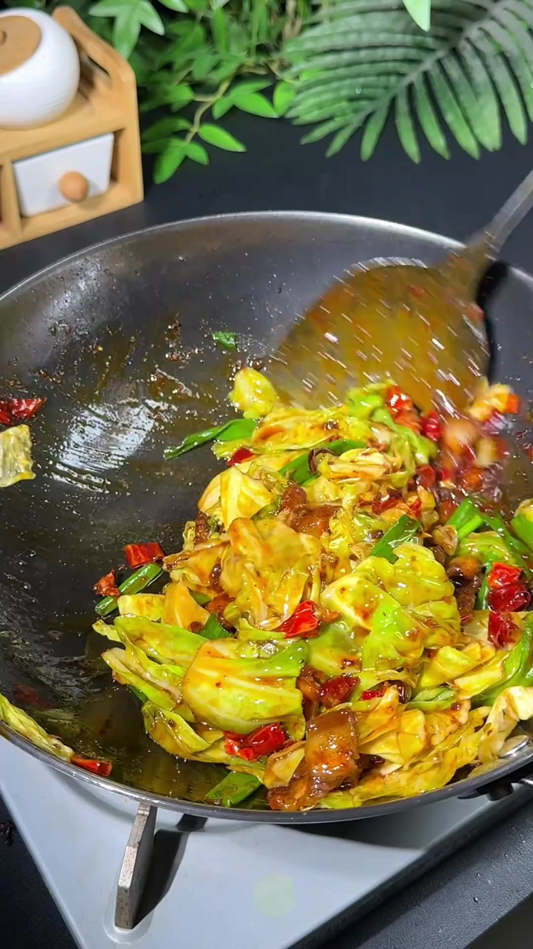 做干锅包菜，千万不要直接下锅炒，试试我这个做法，清脆爽口，香