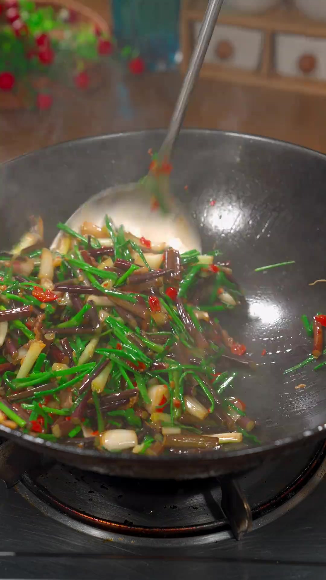 又到了吃蕨菜炒藠头的季节，又香又嫩，喜欢的朋友做起来