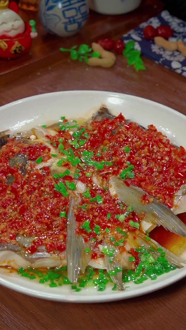 鱼头的做法，剁椒鱼头分两个步骤蒸，鲜香滑嫩又不腥