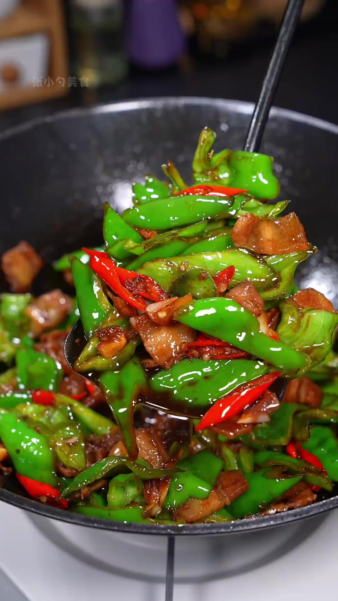 吃一次就忘不了的农家小炒肉，焦香的肉片拌上大米饭，真是香迷糊