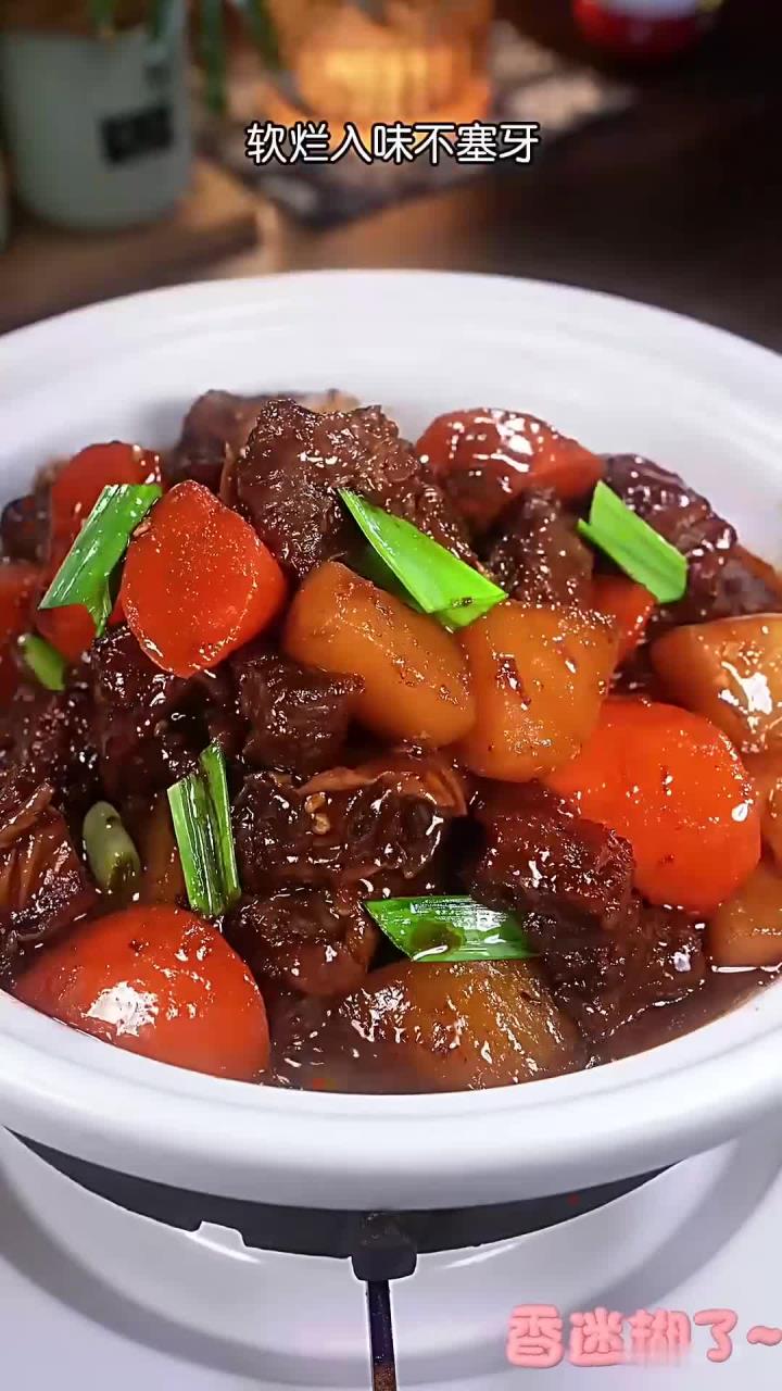 一周吃了三回的黄焖牛肉，软烂入味，非常好吃，连汤汁都能拌三碗大米饭