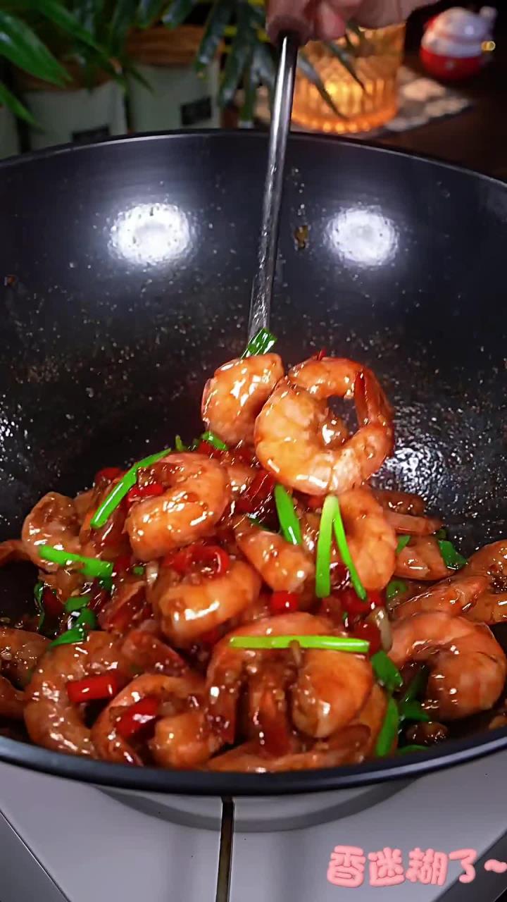 过年在家做一道这样的香辣虾，香辣入味，好吃到连壳都不剩