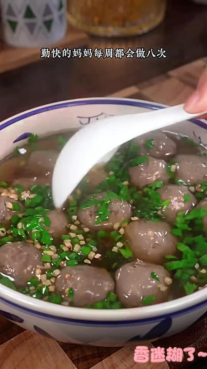 想吃潮汕的牛肉丸汤，在家简单两步就能搞定，汤鲜味美，一口下去就会爆汁
