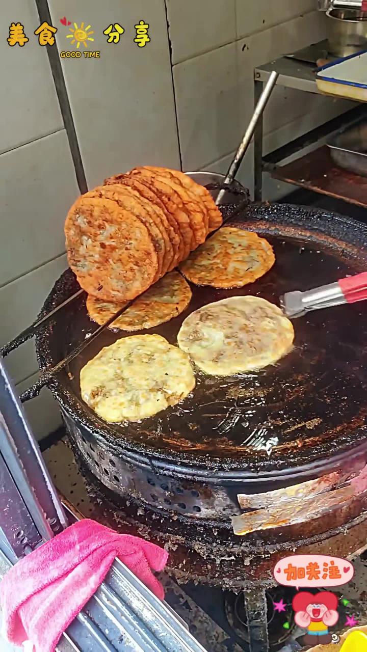 河南早餐必备之一！老式肉盒子是喝胡辣汤的老伙伴了，牛肉搭配粉条在油锅上被煎的酥脆