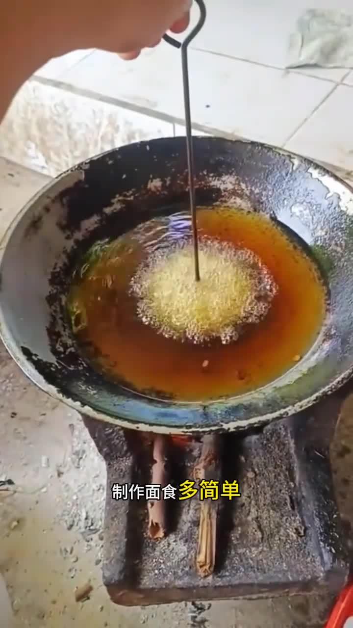 这种炸面食头一次做成功了,很有成就感